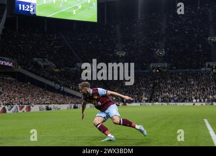 Charlie Taylor mi-action lors du Tottenham Hotspur V Burnley dans le match de la FA Cup 5 janvier 2024 Banque D'Images