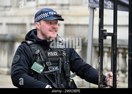 Metropolitan Firearms Officer, Downing Street, Whitehall, Londres, Royaume-Uni Banque D'Images