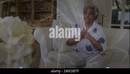 Image de formes en mouvement sur une triste femme afro-américaine senior. semaine de sensibilisation à la santé mentale et concept de célébration image générée numériquement. Banque D'Images