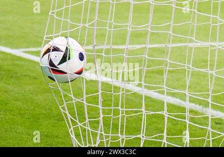 ADIDAS FUSSBALLLIEBE PRO, offizieller Spielball der Europameisterschaft 2024 Deutschland, Adidas Ball, Lederball, Spielgeraet, Fussball, Baelle, dans le match amical ALLEMAGNE - PAYS-BAS 2-1 DEUTSCHLAND - NIEDERLANDE 2-1 en préparation pour les Championnats d'Europe 2024 le 26 mars 2024 à Francfort, Allemagne. © Peter Schatz / Alamy Live News Banque D'Images