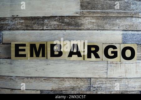 Concept des cubes en bois avec le mot embargo sur fond de bois. Banque D'Images