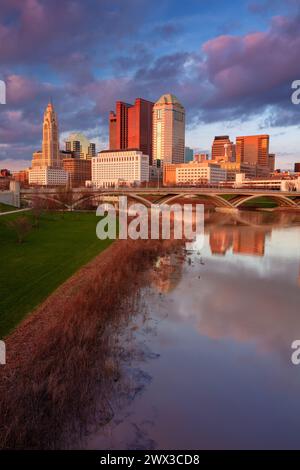 Columbus, Ohio, États-Unis. Image de paysage urbain de Columbus, Ohio, USA ligne d'horizon du centre-ville avec le reflet de la ville dans la rivière Scioto au coucher du soleil au printemps. Banque D'Images