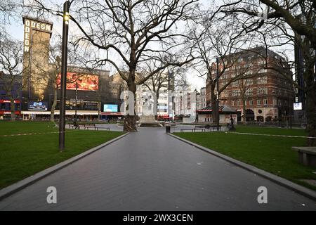 Un Leicester Square vide lors de travaux de rénovation en mars 2024 Banque D'Images