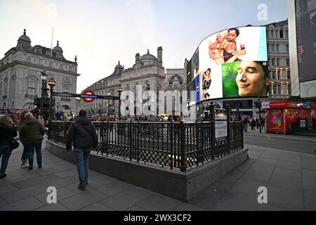 Piccadilly Circus dans la soirée Banque D'Images