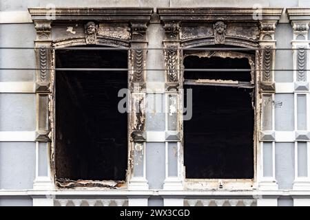 Wuppertal, Allemagne. 27 mars 2024. Deux fenêtres avec des traces d'incendie sur les lieux de l'incendie à Solingen après le communiqué de presse du parquet de Wuppertal sur l'incendie mortel à Solingen. Quatre personnes sont mortes dans l'incendie lundi matin et plusieurs ont été blessées. Crédit : Christoph Reichwein/dpa/Alamy Live News Banque D'Images