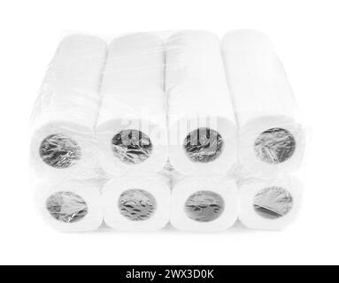 Paquet avec de nombreux rouleaux de papier toilette doux isolés sur blanc Banque D'Images