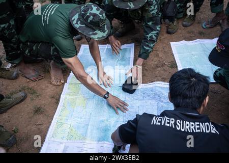 Birmanie. 06 janvier 2024. Chris Huby/le Pictorium - Birmanie - Free Burma Rangers - 06/01/2024 - Birmanie/Etat Karen - ambiance du voyage, le matin devant la carte régionale. Des camps de réfugiés aux villages bombardés, rencontrez une population martyrisée par la junte et découvrez l'action humanitaire du FBR. La Birmanie a poursuivi sa descente en enfer au cours des trois dernières années, avec une indifférence presque totale, et il est important de rendre compte de l'engagement de la FBR envers ces personnes, qui comptent plus que jamais sur l'opinion publique internationale pour leur venir en aide. Crédit : LE PICTORIUM/Alamy Live News Banque D'Images