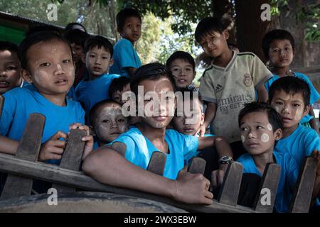 Birmanie. 10 janvier 2024. Chris Huby/le Pictorium - Birmanie - Free Burma Rangers - 10/01/2024 - Birmanie/Etat Karen - ambiance village. Des camps de réfugiés aux villages bombardés, rencontrez une population martyrisée par la junte et découvrez l'action humanitaire du FBR. La Birmanie a poursuivi sa descente en enfer au cours des trois dernières années, avec une indifférence presque totale, et il est important de rendre compte de l'engagement de la FBR envers ces personnes, qui comptent plus que jamais sur l'opinion publique internationale pour leur venir en aide. Crédit : LE PICTORIUM/Alamy Live News Banque D'Images