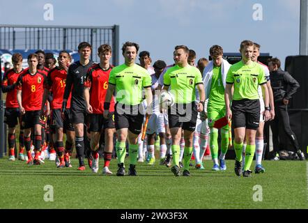 Tubize, Belgique. 25 mars 2024. Arbitres et joueurs entrant sur le terrain lors d'un match amical de football entre les équipes nationales de Belgique et du pays de Galles de moins de 18 ans le lundi 25 mars 2024 à Tubize, Belgique . Crédit : Sportpix/Alamy Live News Banque D'Images