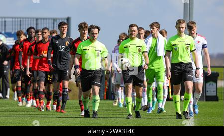 Tubize, Belgique. 25 mars 2024. Arbitres et joueurs entrant sur le terrain lors d'un match amical de football entre les équipes nationales de Belgique et du pays de Galles de moins de 18 ans le lundi 25 mars 2024 à Tubize, Belgique . Crédit : Sportpix/Alamy Live News Banque D'Images