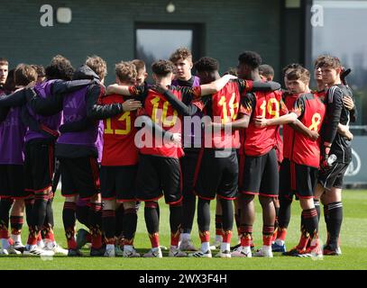 Tubize, Belgique. 25 mars 2024. Joueurs belges en caucus au début d'un match amical de football entre les équipes nationales de Belgique et du pays de Galles de moins de 18 ans le lundi 25 mars 2024 à Tubize, Belgique . Crédit : Sportpix/Alamy Live News Banque D'Images