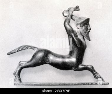 Une statuette en bronze représentant un centaure en bataille, originaire de Grèce au vie siècle av. J.-C. les Centaures, créatures mythologiques avec le haut du corps d'un humain et le bas du corps d'un cheval, étaient des sujets populaires dans l'art et la mythologie grecs antiques, symbolisant souvent la double nature de l'homme combiner le rationnel et le sauvage. Banque D'Images