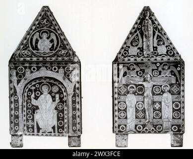 Boîte à reliquaires de Limoges, France, fabriquée au XIIIe siècle. Il est décoré avec des images chrétiennes, en utilisant une technique qui consiste à fondre le verre en métal, appelé émail champlevé, sur une base de cuivre recouverte d'une fine couche d'or. Limoges était célèbre pour la fabrication de beaux articles comme celui-ci, en particulier à des fins religieuses. Banque D'Images