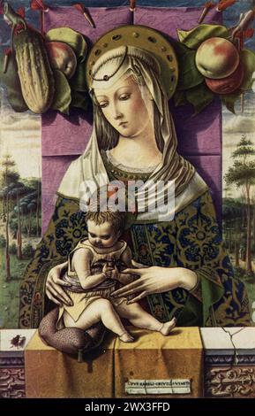 Carlo Crivelli's 'Madonna and Child' (vers 1480) : installé à la National Gallery de Londres, ce tableau présente la Vierge Marie et le Christ Child, sur un fond richement décoré qui comprend l'utilisation caractéristique de Crivelli d'effets trompe-l'oeil et de motifs symboliques. Le style de Crivelli, caractérisé par ses textures complexes et ses couleurs vibrantes, met en valeur la dévotion de l'artiste à la tradition gothique tout en incorporant des éléments de la sensibilité émergente de la Renaissance Banque D'Images