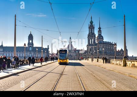 DATE D'ENREGISTREMENT NON INDIQUÉE Stadtansicht Dresden Stadtansicht Dresde. Passanten und Straßenbahn auf der Augustusbrücke. IM Hintergrund die Frauenkirche. Dresde, Saxe, Deutschland, 13.02.2022 *** vue de la ville Dresde vue de la ville Dresde passants et tramway sur le pont Auguste en arrière-plan Frauenkirche Dresde, Saxe, Allemagne, 13 02 2022 Copyright : JOKER/HadyxKhandani JOKER220213530188 Banque D'Images