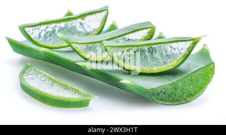 Cliché macro de coupes de feuilles d'aloe vera. Feuilles fraîches d'aloe vera isolées sur fond blanc. Banque D'Images