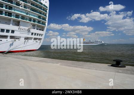 Navire de croisière P&O Ventura amarré à Lisbonne au départ du navire de croisière P&O Oriana. Banque D'Images