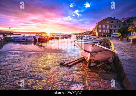 Ville de Karlobag sur la côte adriatique vue coucher du soleil, côte Velebit de la Croatie Banque D'Images