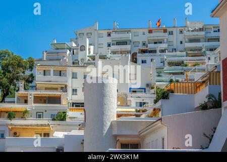 BENIDORM, ESPAGNE - 14 AOÛT 2020 : maisons espagnoles typiques situées au-dessus de la plage Ponente - Playa de Poniente, sur la colline Tossal de la Cala. Banque D'Images