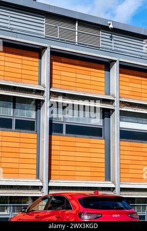 Sutton Londres, mars 27 2024, voiture rouge garée devant le bâtiment de l'Institut de recherche sur le cancer avec personne Banque D'Images