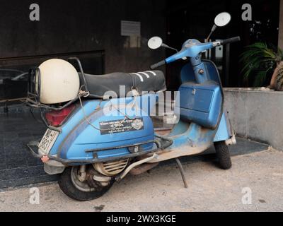 Abandonné 1983 Vespa à Torremolinos, Málaga, Espagne. Banque D'Images