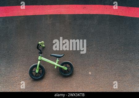 photo du vélo de style patineur petit garçon sur le circuit de piste de pompe Banque D'Images