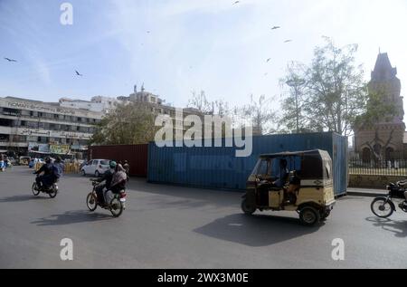 Des conteneurs sont placés par la police du Sindh pour les arrangements de sécurité sont infaillibles par la police en raison de raisons de sécurité de la procession de deuil en relation avec Youm- e-Ali (A.S), le jour du martyre 21ème Ramadan- ul- Moubarak à venir, dans la région de Saddar de Karachi le mercredi 27 mars 2024. Banque D'Images