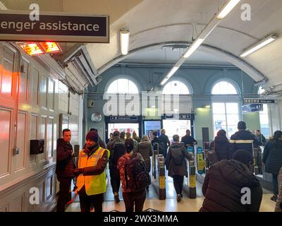 Vauxhall, Londres, Royaume-Uni. 26 mars 2024. Passagers à la gare de Vauxhall à Londres. Le syndicat ferroviaire Aslef, a annoncé que les conducteurs de train de seize compagnies ferroviaires se mettront en grève les 5, 6 et 8 avril. Il y aura également une interdiction de six jours supplémentaires alors que le différend de longue date pour plus de salaire se poursuit. Crédit : Maureen McLean/Alamy Banque D'Images