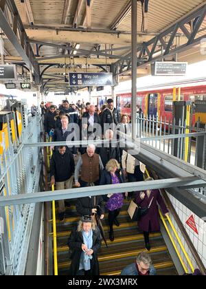 Vauxhall, Londres, Royaume-Uni. 26 mars 2024. Passagers à la gare de Vauxhall à Londres. Le syndicat ferroviaire Aslef, a annoncé que les conducteurs de train de seize compagnies ferroviaires se mettront en grève les 5, 6 et 8 avril. Il y aura également une interdiction de six jours supplémentaires alors que le différend de longue date pour plus de salaire se poursuit. Crédit : Maureen McLean/Alamy Banque D'Images