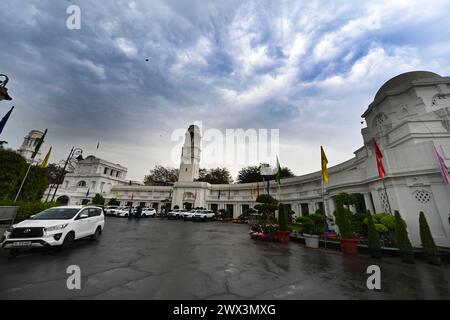 New Delhi, Inde. 27 mars 2024. NEW DELHI, INDE - MARS 27 : nuage au-dessus de l'Assemblée de Delhi le 27 mars 2024 à New Delhi, Inde. (Photo de Arvind Yadav/Hindustan Times/Sipa USA) crédit : Sipa USA/Alamy Live News Banque D'Images