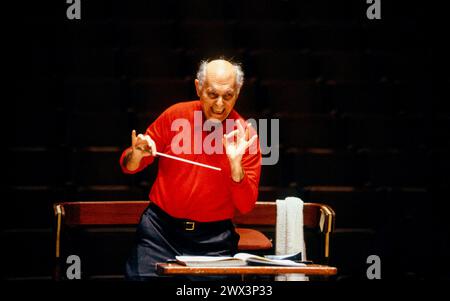 Georg Solti (chef d'orchestre et d'opéra hongrois-britannique, 1912-1997) répétant avec l'Orchestre philharmonique de Londres (LPO) au Royal Festival Hall (RFH), Southbank Centre, Londres SE1 en décembre 1989 Banque D'Images