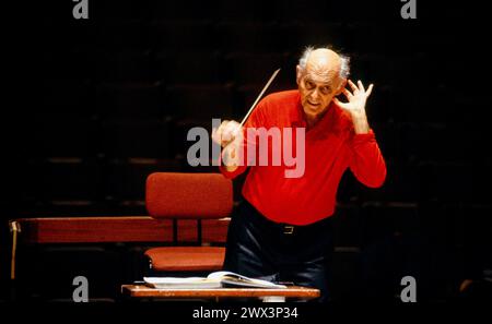 Georg Solti (chef d'orchestre et d'opéra hongrois-britannique, 1912-1997) répétant avec l'Orchestre philharmonique de Londres (LPO) au Royal Festival Hall (RFH), Southbank Centre, Londres SE1 en décembre 1989 Banque D'Images