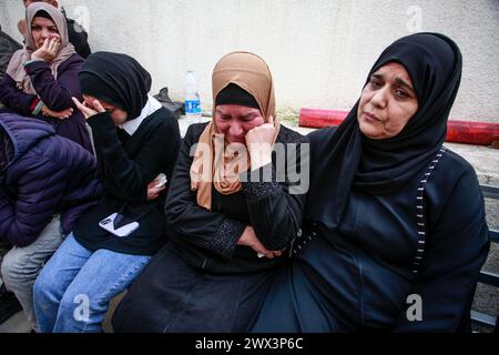 Jénine, Palestine. 27 mars 2024. Des proches pleurent lors des funérailles de 3 Palestiniens tués par les balles des forces israéliennes lors d'un raid sur le quartier de Damj dans le camp de Djénine en Cisjordanie occupée. Crédit : SOPA images Limited/Alamy Live News Banque D'Images