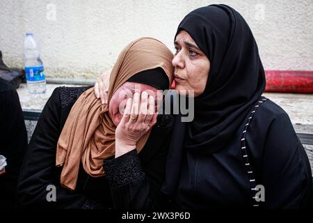 Jénine, Palestine. 27 mars 2024. Des proches pleurent lors des funérailles de 3 Palestiniens tués par les balles des forces israéliennes lors d'un raid sur le quartier de Damj dans le camp de Djénine en Cisjordanie occupée. Crédit : SOPA images Limited/Alamy Live News Banque D'Images