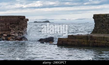 North Berwick, East Lothian, Écosse, Royaume-Uni, 27 mars 2024. Réparations au mur du port : North Berwick Harbour Trust collecte des fonds pour la réparation du trou de brèche dans l'ancien mur à la suite des dommages causés par les tempêtes hivernales combinées aux marées printanières élevées. Crédit : Sally Anderson/Alamy Live News Banque D'Images