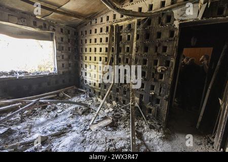 Une maison d'otages photographiée lors d'une visite au kibboutz Nir Oz, le premier jour d'une mission diplomatique en Israël et dans les territoires palestiniens, mercredi 27 mars 2024. Elle appellera à un cessez-le-feu immédiat dans la guerre en cours d'Israël dans la bande de Gaza, à la libération des otages après l'attaque du Hamas en octobre, et à une solution à deux États. Selon le ministre, il y a encore de l'espoir pour un cessez-le-feu avant la fin du ramadan en avril. Elle réitérera également que la Belgique est disponible pour organiser une conférence préparatoire de paix. BELGA PHOTO NICOLAS MAETERLINCK Banque D'Images