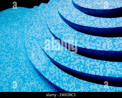 Escaliers curvilignes d'une piscine carrelée bleue, avec des ombres marquées. Banque D'Images