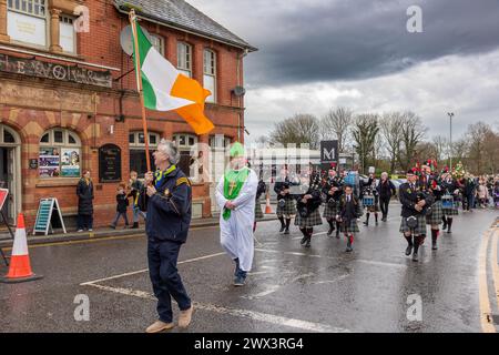 Homme habillé comme St Patrick marche à la tête de la parade de la St Patrick de 2024 à Warrington Banque D'Images