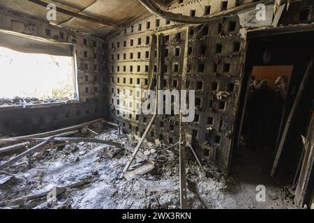 Une maison d'otages photographiée lors d'une visite au kibboutz Nir Oz, le premier jour d'une mission diplomatique en Israël et dans les territoires palestiniens, mercredi 27 mars 2024. Elle appellera à un cessez-le-feu immédiat dans la guerre en cours d'Israël dans la bande de Gaza, à la libération des otages après l'attaque du Hamas en octobre, et à une solution à deux États. Selon le ministre, il y a encore de l'espoir pour un cessez-le-feu avant la fin du ramadan en avril. Elle réitérera également que la Belgique est disponible pour organiser une conférence préparatoire de paix. BELGA PHOTO NICOLAS MAETERLINCK Banque D'Images