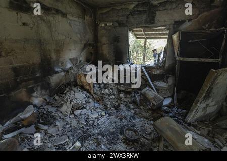 Une maison d'otages photographiée lors d'une visite au kibboutz Nir Oz, le premier jour d'une mission diplomatique en Israël et dans les territoires palestiniens, mercredi 27 mars 2024. Elle appellera à un cessez-le-feu immédiat dans la guerre en cours d'Israël dans la bande de Gaza, à la libération des otages après l'attaque du Hamas en octobre, et à une solution à deux États. Selon le ministre, il y a encore de l'espoir pour un cessez-le-feu avant la fin du ramadan en avril. Elle réitérera également que la Belgique est disponible pour organiser une conférence préparatoire de paix. BELGA PHOTO NICOLAS MAETERLINCK Banque D'Images