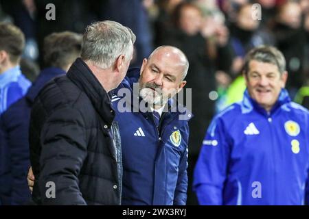 Steve Clarke (au milieu) , entraîneur de l'équipe nationale d'Écosse de football, en conversation avec Michael O'Neill (à gauche), entraîneur de l'Irlande du Nord Banque D'Images