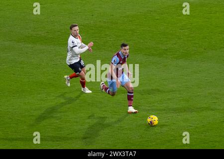 Josh Cullen en action lors du Burnley FC vs Luton Town FC en premier League à Turf Moor, Burnley le vendredi 12 janvier 2024 Banque D'Images