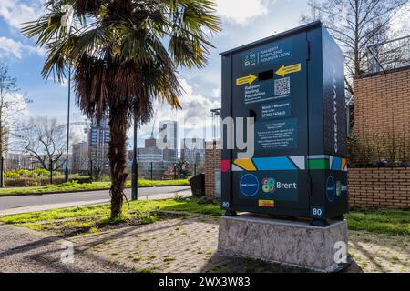 Couteau Amnesty Bin, Wembley, Brent, Royaume-Uni. 27 mars 2024. Une initiative d'une association caritative créée par le footballeur anglais Raheem Sterling a installé sept bacs d'amnistie à couteaux à Brent. Le projet, qui vise à fournir un endroit sûr et anonyme pour se débarrasser des couteaux ainsi que des informations sur l'éducation, l'emploi et les possibilités de mobilité sociale, est un partenariat entre la Fondation Raheem Sterling et Word 4 Weapons, une organisation caritative de renonciation aux armes de premier plan. L'une des poubelles, près du stade de Wembley, est proche de l'endroit où Raheem Sterling a fréquenté Copland School, aujourd'hui Ark Elvin Academy. Photo : Amanda Rose/Alamy Live News Banque D'Images