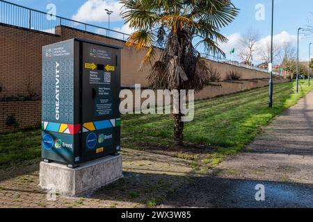 Couteau Amnesty Bin, Wembley, Brent, Royaume-Uni. 27 mars 2024. Une initiative d'une association caritative créée par le footballeur anglais Raheem Sterling a installé sept bacs d'amnistie à couteaux à Brent. Le projet, qui vise à fournir un endroit sûr et anonyme pour se débarrasser des couteaux ainsi que des informations sur l'éducation, l'emploi et les possibilités de mobilité sociale, est un partenariat entre la Fondation Raheem Sterling et Word 4 Weapons, une organisation caritative de renonciation aux armes de premier plan. L'une des poubelles, près du stade de Wembley, est proche de l'endroit où Raheem Sterling a fréquenté Copland School, aujourd'hui Ark Elvin Academy. Photo : Amanda Rose/Alamy Live News Banque D'Images
