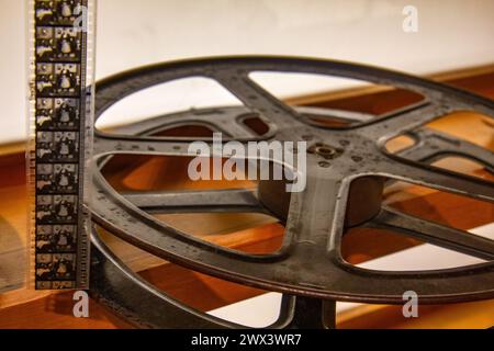Véritable cassette de projecteur de film 35 mm dans l'ancien studio Banque D'Images