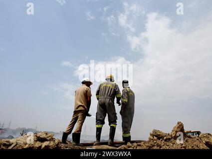 Noida, Inde. 27 mars 2024. NOIDA, INDE - MARS 27 : les pompiers tentent d'éteindre un incendie dans un dépôt de déchets horticoles dans le secteur 32 le 27 mars 2024 à Noida, en Inde. Le feu a commencé vers 18 heures lundi et a englouti une zone d'environ 1,5 km de large et 2 km de long dans le secteur 32, a déclaré le chef des pompiers de GB Nagar. Tous les déchets horticoles de partout à Noida sont déversés sur cette parcelle pour être convertis en compost. (Photo de Sunil Ghosh/Hindustan Times/Sipa USA) crédit : Sipa USA/Alamy Live News Banque D'Images