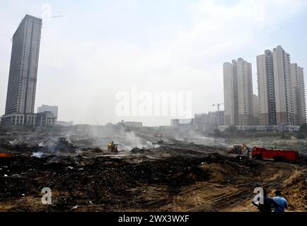 Noida, Inde. 27 mars 2024. NOIDA, INDE - MARS 27 : les pompiers tentent d'éteindre un incendie dans un dépôt de déchets horticoles dans le secteur 32 le 27 mars 2024 à Noida, en Inde. Le feu a commencé vers 18 heures lundi et a englouti une zone d'environ 1,5 km de large et 2 km de long dans le secteur 32, a déclaré le chef des pompiers de GB Nagar. Tous les déchets horticoles de partout à Noida sont déversés sur cette parcelle pour être convertis en compost. (Photo de Sunil Ghosh/Hindustan Times/Sipa USA) crédit : Sipa USA/Alamy Live News Banque D'Images