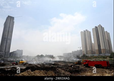 Noida, Inde. 27 mars 2024. NOIDA, INDE - MARS 27 : les pompiers tentent d'éteindre un incendie dans un dépôt de déchets horticoles dans le secteur 32 le 27 mars 2024 à Noida, en Inde. Le feu a commencé vers 18 heures lundi et a englouti une zone d'environ 1,5 km de large et 2 km de long dans le secteur 32, a déclaré le chef des pompiers de GB Nagar. Tous les déchets horticoles de partout à Noida sont déversés sur cette parcelle pour être convertis en compost. (Photo de Sunil Ghosh/Hindustan Times/Sipa USA) crédit : Sipa USA/Alamy Live News Banque D'Images