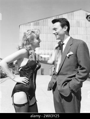 Une photo franche de SYLVIA Syms et LAURENCE HARVEY prise aux studios Shepperton alors qu'ils faisaient EXPRESSO BONGO 1959 avec YOLANDE DONLAN et CLIFF RICHARD produit et réalisé par VAL GUEST DE la pièce de théâtre de WOLF MANKOWITZ et JULIAN MORE costume Design BEATRICE DAWSON British Lion films Banque D'Images