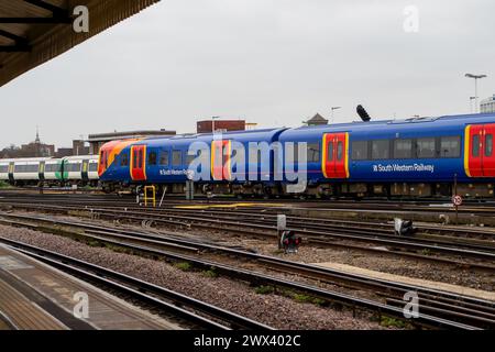 Clapham Junction, Londres, Royaume-Uni. 27 mars 2024. Un train du South Western Railway à la gare de Clapham Junction à Londres. Le syndicat ferroviaire Aslef, a annoncé que les conducteurs de train de seize compagnies ferroviaires se mettront en grève les 5, 6 et 8 avril. Il y aura également une interdiction de six jours supplémentaires alors que le différend de longue date pour plus de salaire se poursuit. Crédit : Maureen McLean/Alamy Banque D'Images